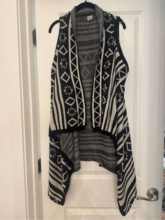 lildy Sweaters - Black & Cream Geometric Open-Front Knit Vest